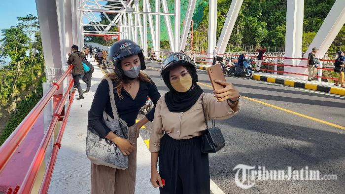 Warga-mengambil-gambar-di-Jembatan-Gladak-Perak.jpg