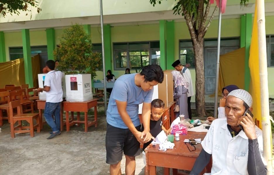 Warga-saat-menyalurkan-hak-pilihnya-di-TPS-pada-Pilkada-Sampang-2024.jpg