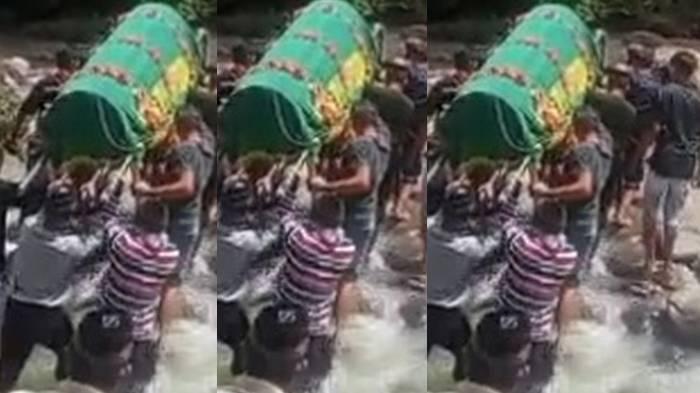 Warga-terpaksa-mengusung-keranda-jenazah-Mulyoto-menyeberangi-sungai.jpg