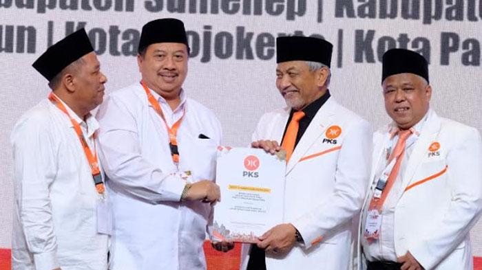 Warsubi-Gus-Salman-saat-terima-rekom-dari-PKS-untuk-Maju-Pilkada-2024.jpg