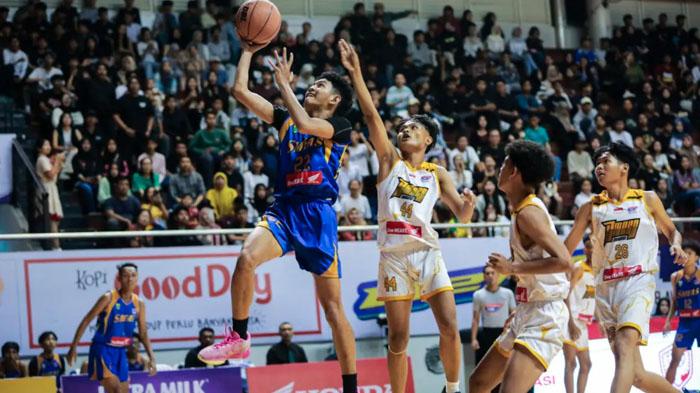 William-Immanuel-Aryanta-pelajar-SMKN-1-Surabaya-saat-pertandingan-Honda-DBL-surabaya.jpg