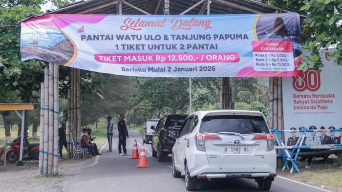 Wisatawan-datangi-Pantai-Watu-Ulo-dan-Papuma-Jember-Jawa-Timur-Jumat-212026.jpg
