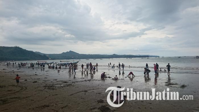 Wisatawan-menikmati-libur-Tahun-Baru-2025-di-Pantai-Gemah-Tulungagung.jpg