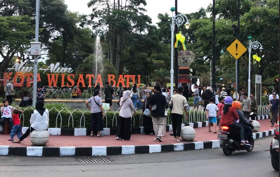 Wisatawan-saat-memadati-Alun-alun-Kota-Batu.jpg