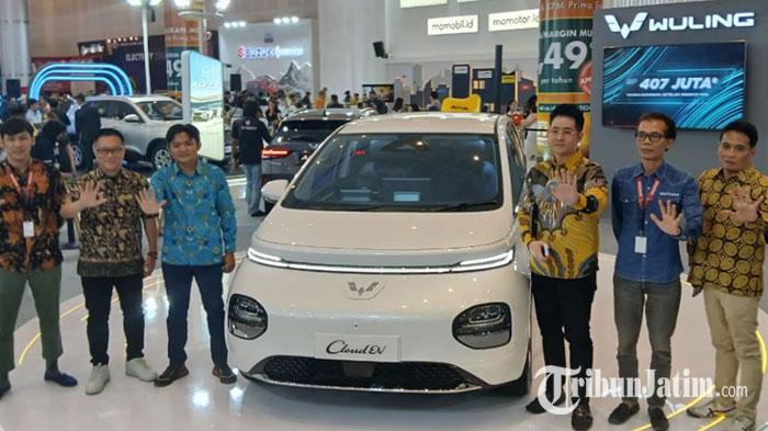 Wuling-Cloud-EV-saat-dipamerkan-pada-hari-pertama-gelaran-IIMS-Surabaya-2024.jpg