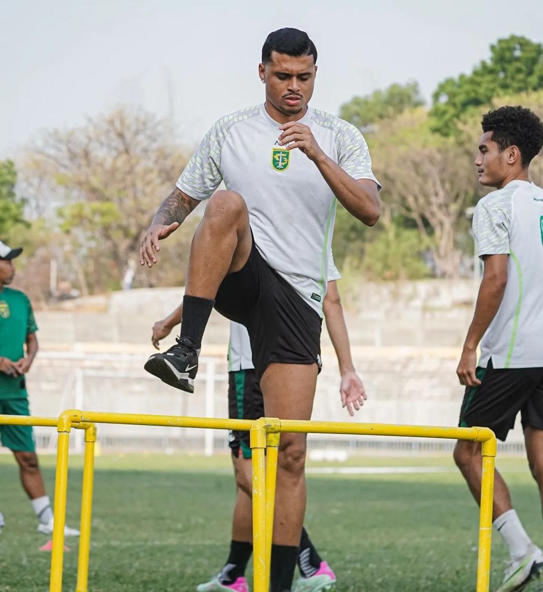 Yan-Victor-bek-asing-baru-Persebaya-saat-ikuti-latihan-tim-jelang-hadapi-Barito-Putera.jpg