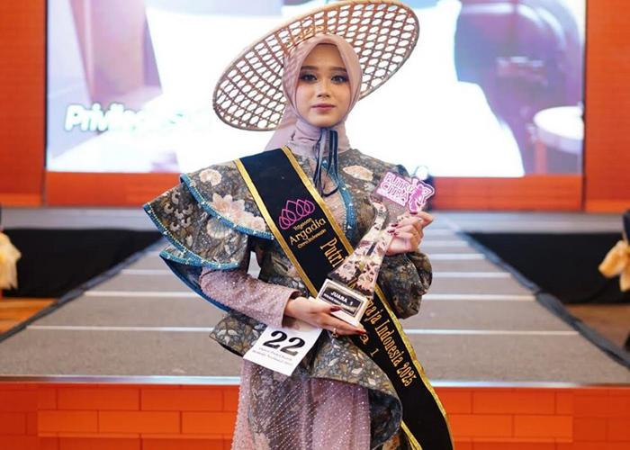 Zara-Qoreena-Alexa-Cindarbumi-siswi-MTsN-3-Jombang-juara-1-Putri-Batik-Remaja-Nasional-2025.jpg