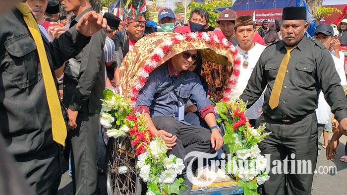 Mendaftar di Hari Pertama, Zulmi-Rasit Naik Becak ke Kantor KPU Probolinggo Diiringi Pendukung