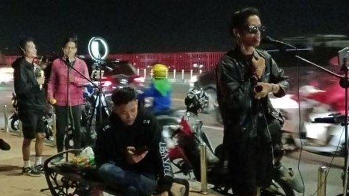 Sengaja Pakai Daster, Baim Ngamen Online Live TikTok di Trotoar Jembatan, Dapat Rp200 Ribu Sehari