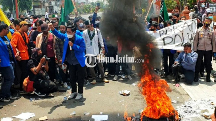 aksi-demo-mahasiswa-mojokerto-raya-menolak-kenaikan-harga-bbm.jpg