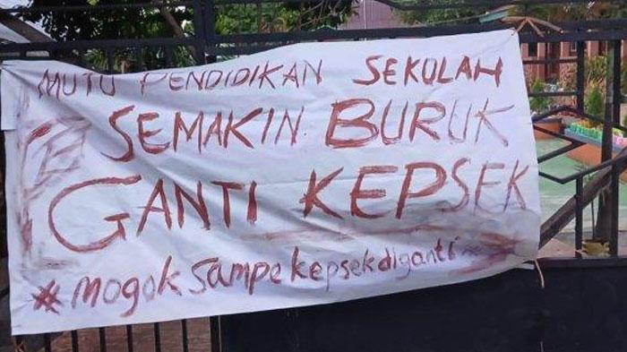 Aksi Guru SD Mogok Ngajar sampai Kepsek Diganti Viral, Pagar Sekolah Dipalang, Siswa Dipulangkan