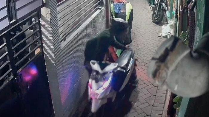 aksi-seorang-maling-mencuri-motor-di-gang-sempit-permukiman-warga-di-Jalan-Karang-Manjangan.jpg