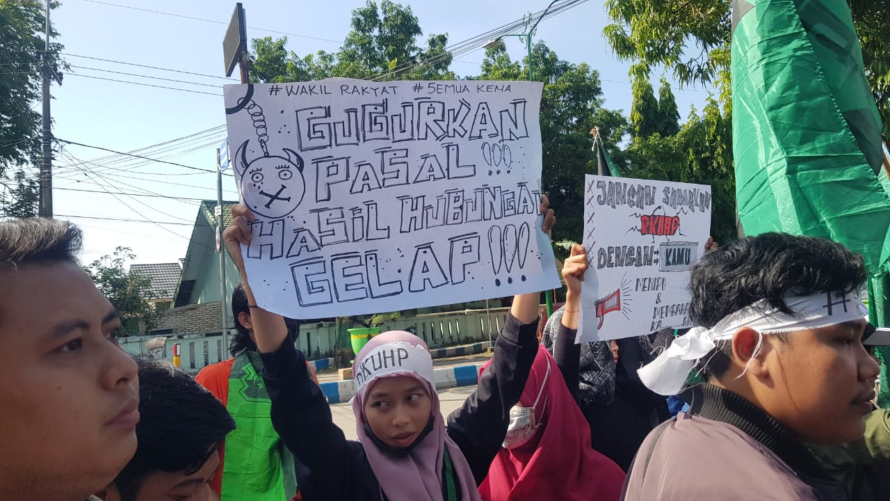 aktivis-hmi-sumenep-demo-kantor-dprd-sumenep.jpg