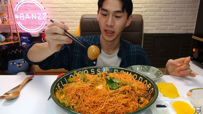akun-banzz-yang-melakukan-mukbang-atau-makan-dengan-porsi-besar_20170927_114404.jpg