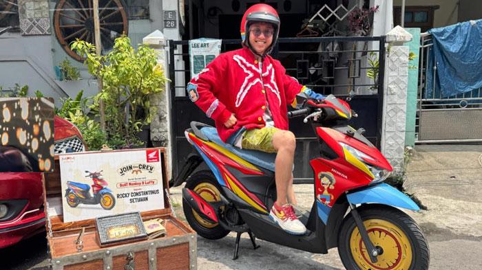 alah-satu-konsumen-asal-Surabaya-yang-beruntung-mendapatkan-Honda-BeAT-One-Piece-x-Tahilalats.jpg