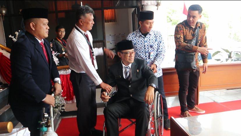 anggota-dprd-bersumpah-pakai-kursi-roda.jpg