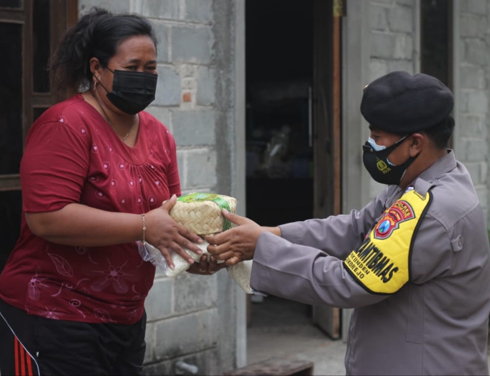 Hari Raya Idul Adha 2021, Polres Blitar Kota Bagi 750 Paket Daging Kurban dan 1 Ton Beras ke Warga
