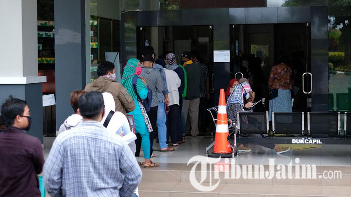 Punjul Gregetan Lihat Antrean Panjang di Dispendukcapil Batu, Tak Jaga Jarak, Petugas Kena 'Semprot'