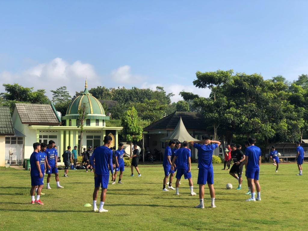 arema-fc-menggelar-latihan-perdana-selasa-1052022-pagi-di-lapangan-universitas-brawijaya.jpg