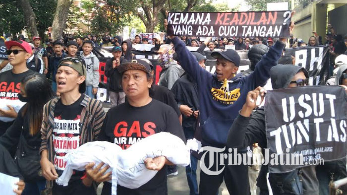 aremania-desak-kejati-jatim.jpg