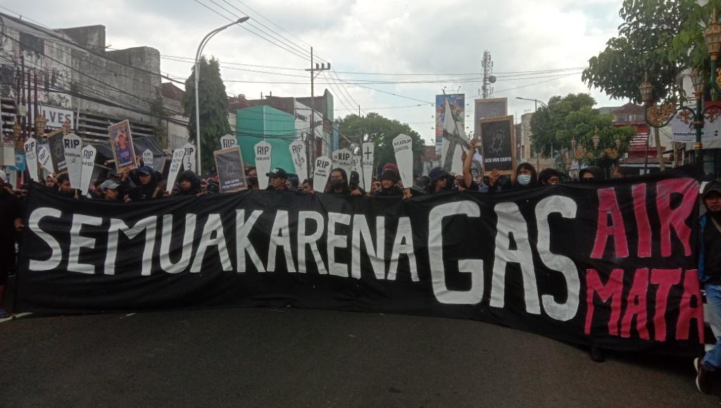 aremania-saat-melakukan-long-march-aksi-damai-sambil-membentangkan-spanduk-tuntutan.jpg
