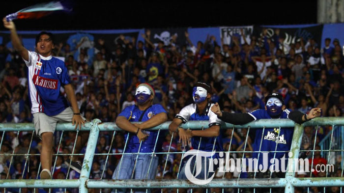 aremania-saat-mendukung-arema-fc-lawan-kalteng-putra-piala-presiden-2019-ilustrasi-aremania.jpg