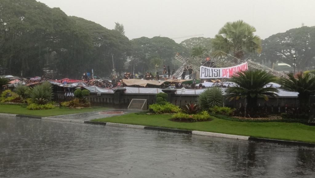aremania-saat-tiba-di-depan-balai-kota-malang.jpg