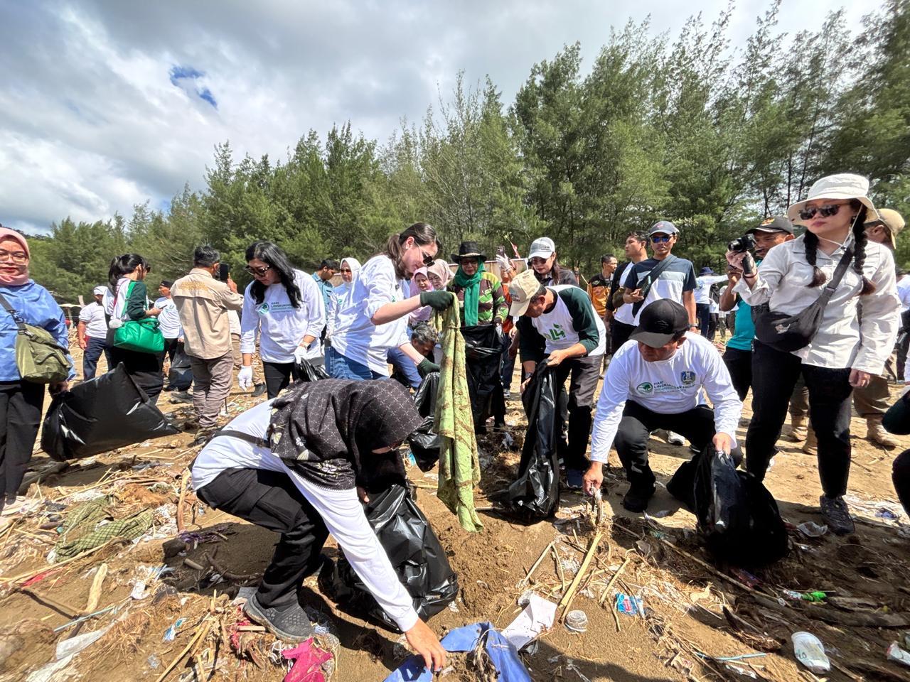 arumi-bersihkan-sampah-di-pantai-gemah-tulungagung.jpg
