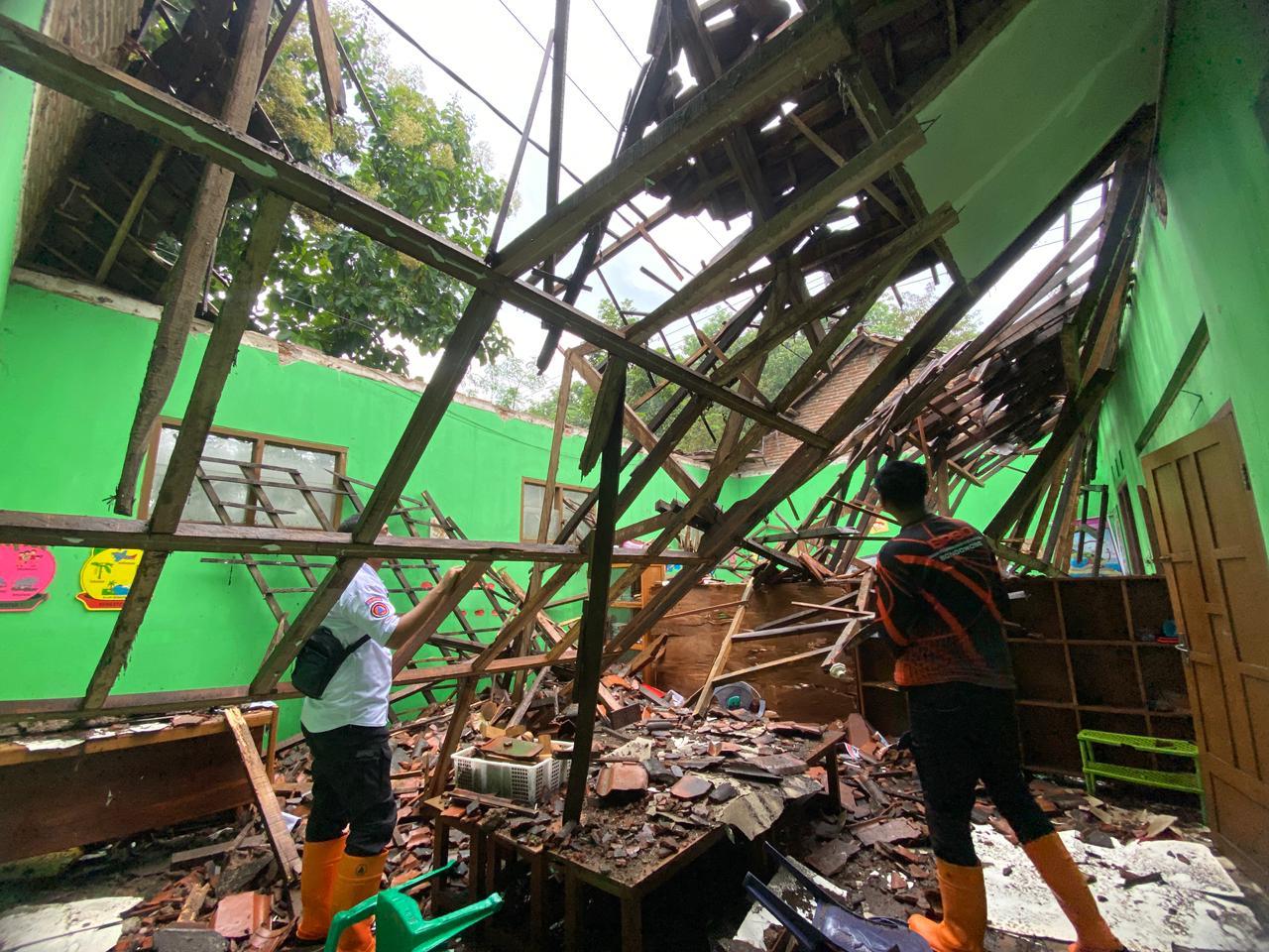 atap-sekolah-tk-2-nu-bondowoso-ambruk-diterjang-angin-kencang.jpg