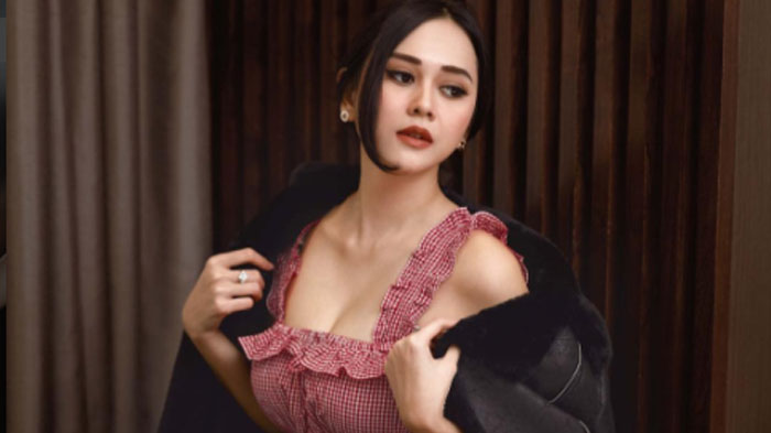 Aura Kasih Kepergok Jalan Bareng Pria Berperawakan Bule, Netizen Malah Sibuk Bahas Soal 'Bumper'