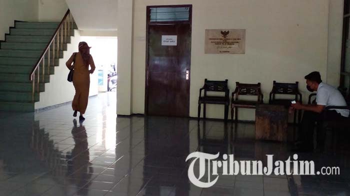 bagian-ruang-kantor-bkd-nganjuk-yang-tertutup-saat-penggeledahan-berlangsung-ott-kpk-bupati-nganjuk.jpg