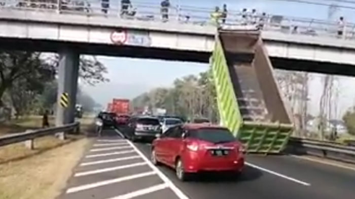 NEWS VIDEO - Bak Truk Tronton Nyangkut hingga Lepas di Tol Sidoarjo-Porong, Sopir Sampai Sesak