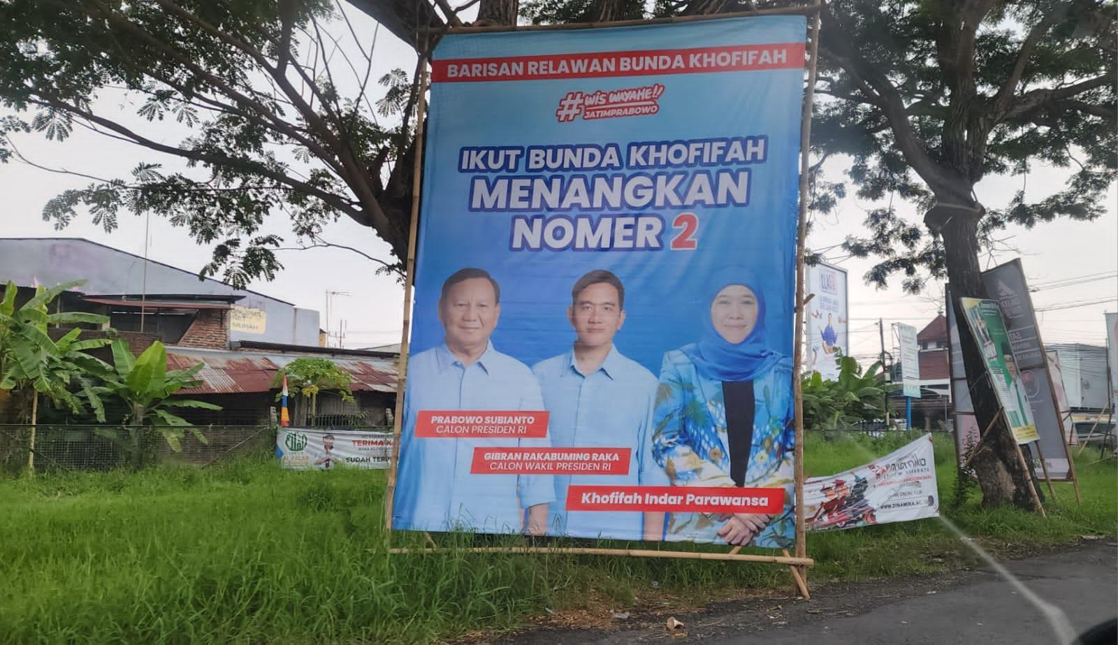 Baliho Relawan Bunda Khofifah Bertebaran di Surabaya dan Sidoarjo, Siap Menangkan Prabowo-Gibran
