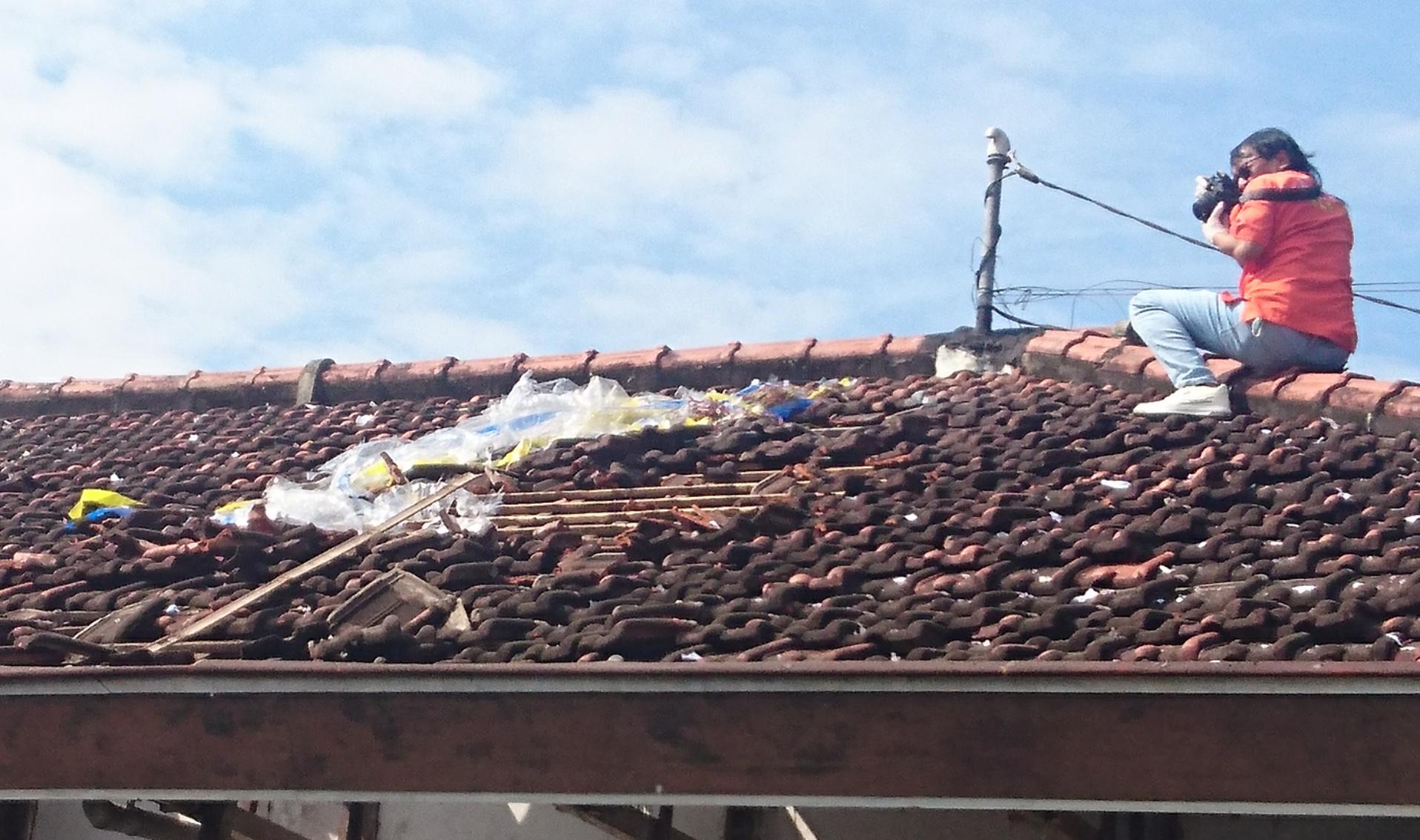 BREAKING NEWS : Balon Udara Petasan Meledak di Tulungagung, Atap Rumah Warga Hancur