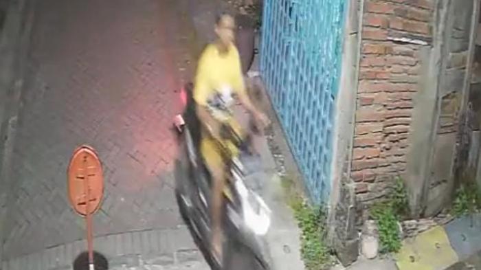 bandit-bersarung-terekam-CCTV-mencuri-motor-di-Sukomanunggal-Surabaya.jpg