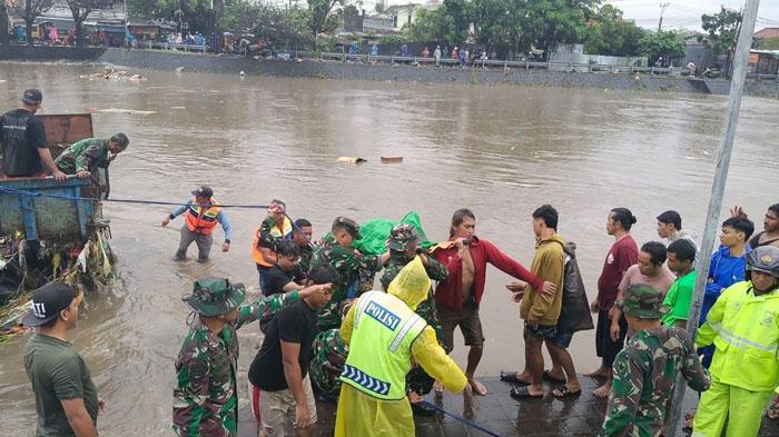 banjir-bali-Petugas-gabungan-mengevakuasi-salah-satu-korban-tewas-di-aliran-Sungai-Taman-Pancing.jpg