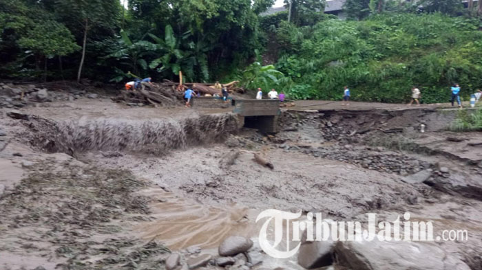 Banjir Bandang dari Gunung Kawi, Jembatan Desa Krisik Blitar Terputus, Akses Jalan Warga Terganggu