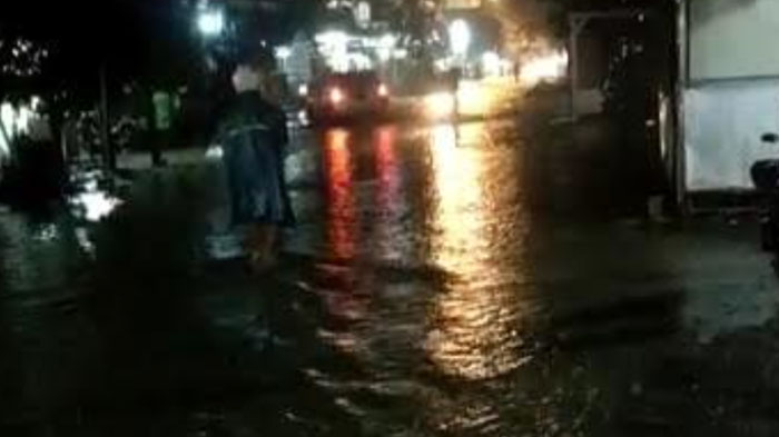 banjir-rendam-wilayah-wringinanom-gresik-kamis-24112022.jpg