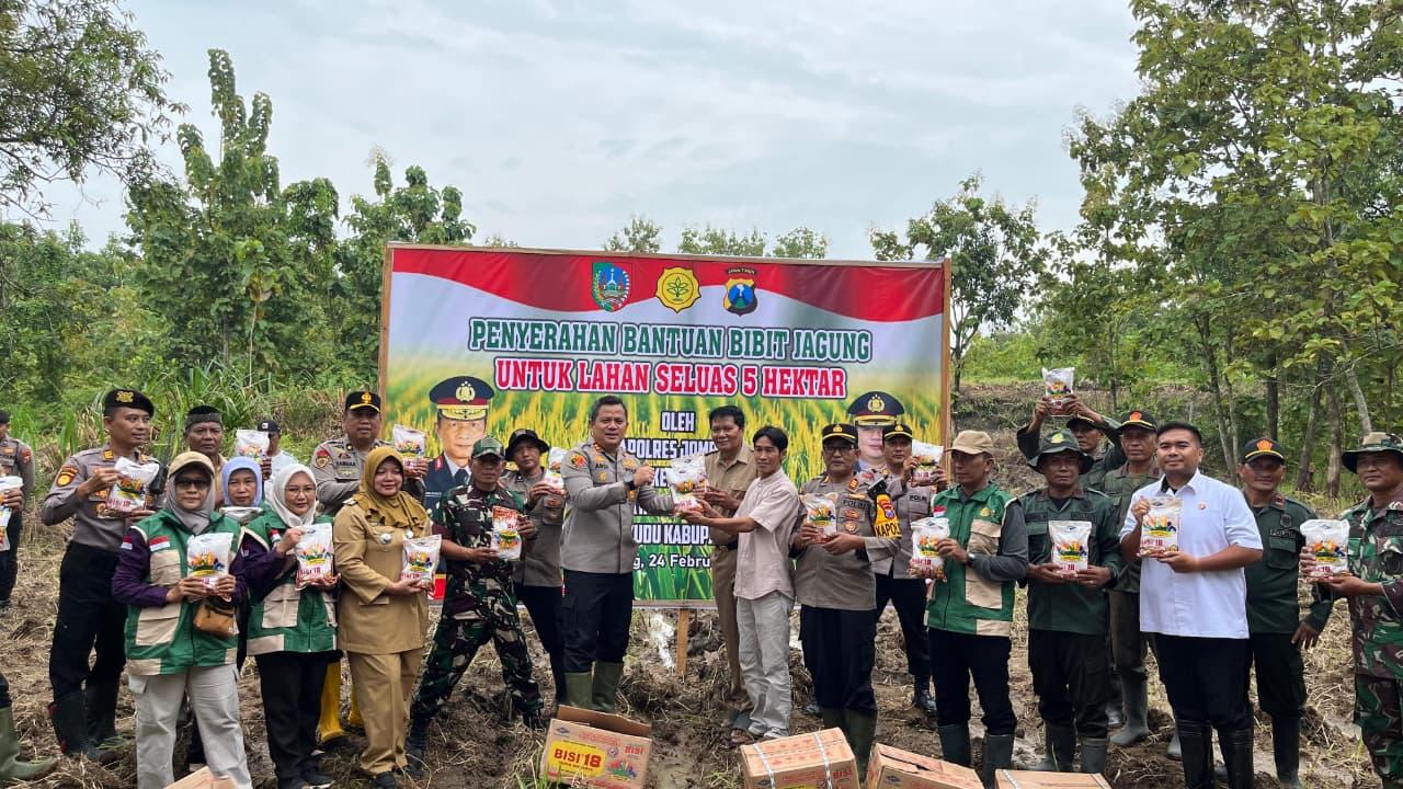 Kapolres Jombang Serahkan 1 Kuintal Bibit Jagung untuk Dukung Swasembada Pangan