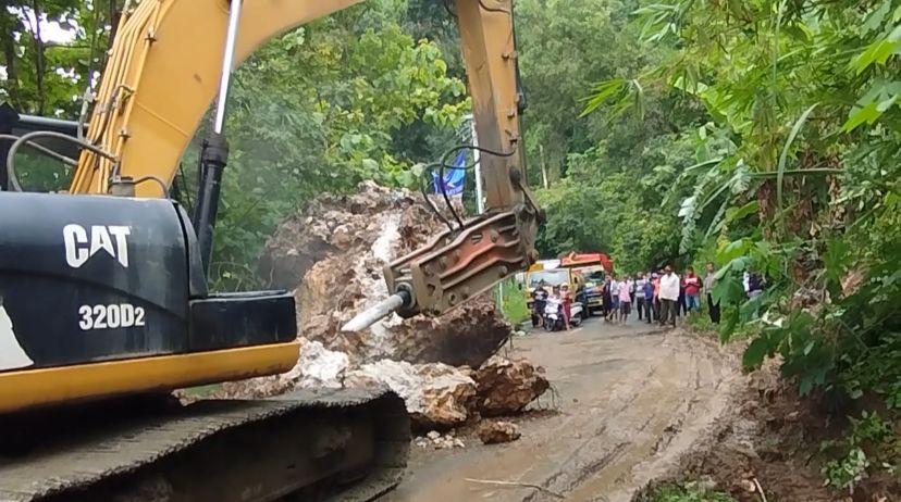 batu-besar-menutup-jalan-nasional-di-Pacitan-Solo.jpg