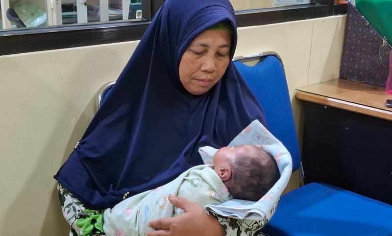 bayi-yang-dibuang-di-madiun-dibawa-pihak-keluarga.jpg