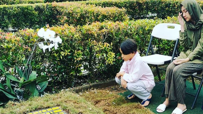 Senyum Sendu BCL saat Ziarah ke Makam Ashraf Sinclair, Peluk Noah Sinclair dan Panjatkan Doa