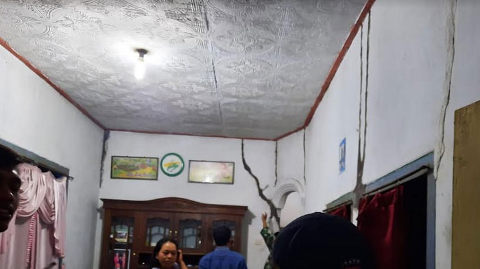 beerita-lumajang-kondisi-rumah-warga-di-lumajang-yang-rusak-akibat-guncangan-gempa-bumi.jpg