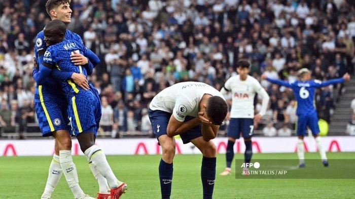 bek-tottenham-hotspur-bereaksi-ketika-gelandang-chelsea-ngolo-kante-merayakan-gol-kedua.jpg
