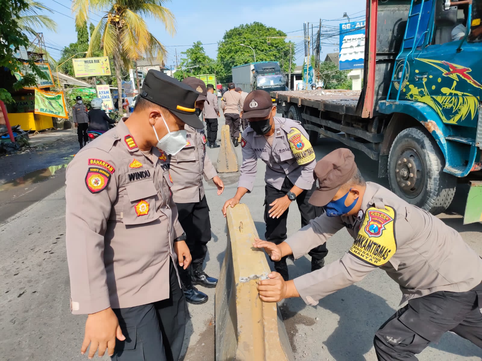 Kurangi Kemacetan di Manyar, Gresik Polisi Benahi Barier di Tengah Jalan