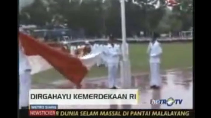 bendera-terbalik-saat-upacara-pengibaran_20170817_124454.jpg