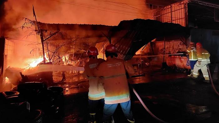 bengkel-tambal-ban-di-Jalan-Raya-Menganti-Gresik-terbakar-hebat-kebakaran-di-gresik-2026.jpg