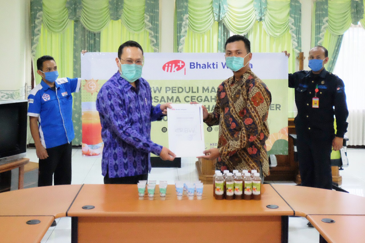 Upaya Cegah Penularan Virus Corona, IIK Bakti Wiyata Produksi Hand Sanitizer dan Jamu Massal