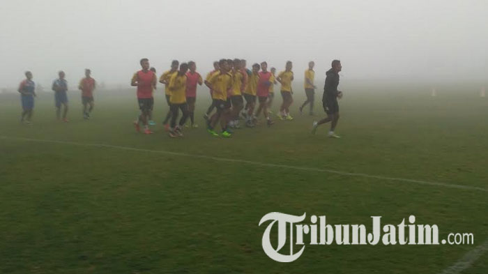 berita-arema-pemain-arema-latihan-di-batu-malang_20170404_161218.jpg