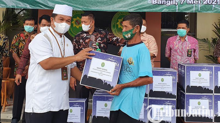 berita-bangil-ketua-pn-bangil-afs-dewantoro-saat-memberikan-bingkisan-paket-sembako.jpg